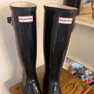 Black hunter boots